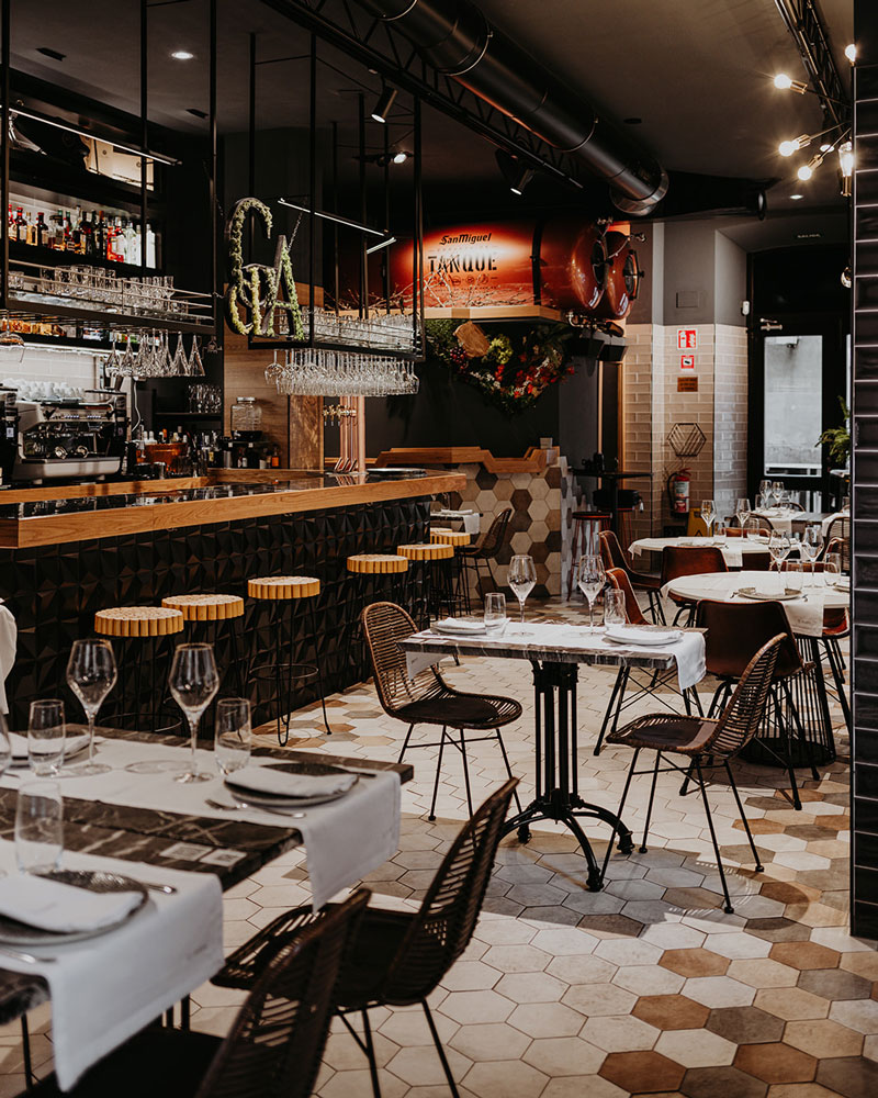 interior del restaurante el borne